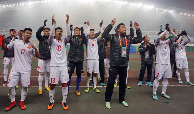 HLV Park Hang-seo nép sau khu kỹ thuật, vì quá căng thẳng cuối trận